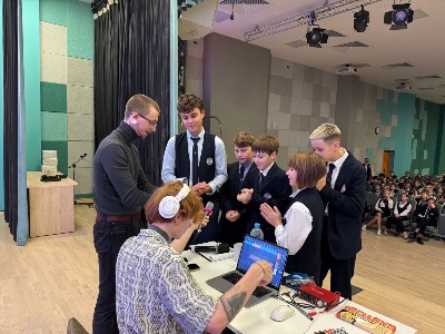 Преподаватель ВХУТЕИН провел мастер-класс в Инженерно-технологической школе № 777